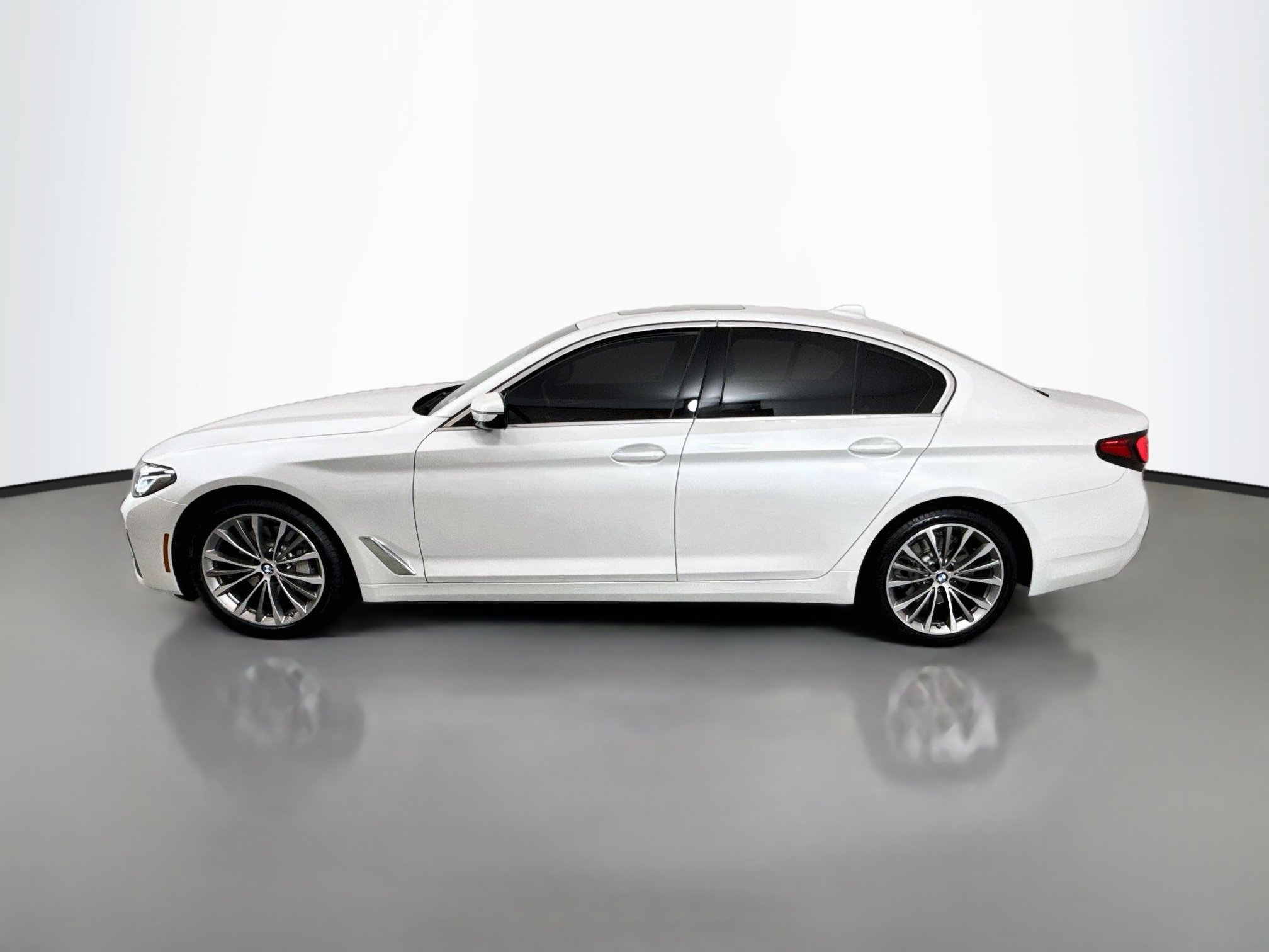 Used 2022 BMW 530i xDrive w/ Premium Package AWD/4WD image 4