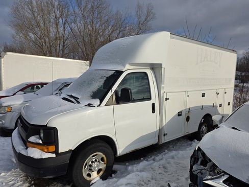 Used 2016 Chevrolet Express 3500 image 2