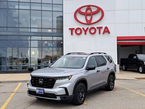 Used 2025 Honda Pilot TrailSport image 1