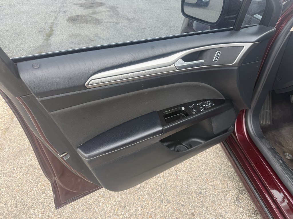 Used 2017 Ford Fusion SE w/ Fusion SE Technology Package FWD image 11