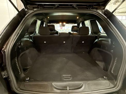 Used 2020 Jeep Grand Cherokee Laredo image 24