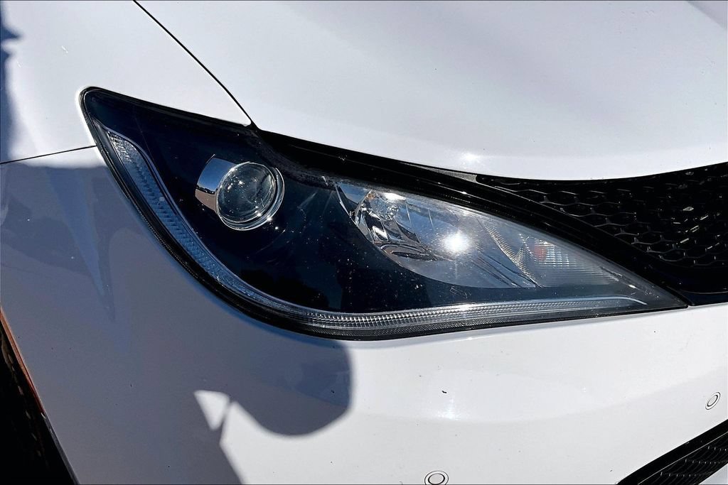 Used 2020 Chrysler Pacifica Touring-L Plus w/ Advanced Safetytec Group FWD image 32
