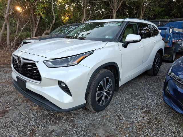 Used 2021 Toyota Highlander XLE AWD/4WD image 3