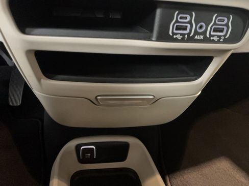 Used 2022 Chrysler Voyager LX image 14