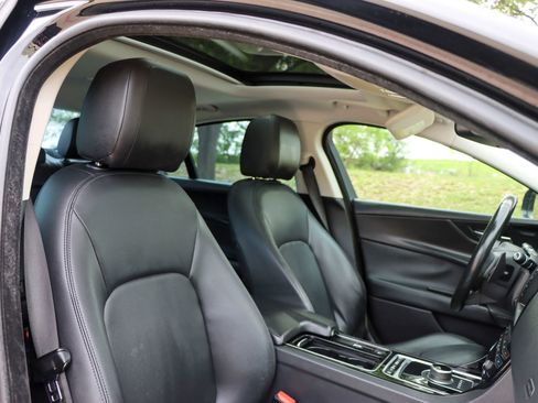 Used 2018 Jaguar XE Premium RWD image 21
