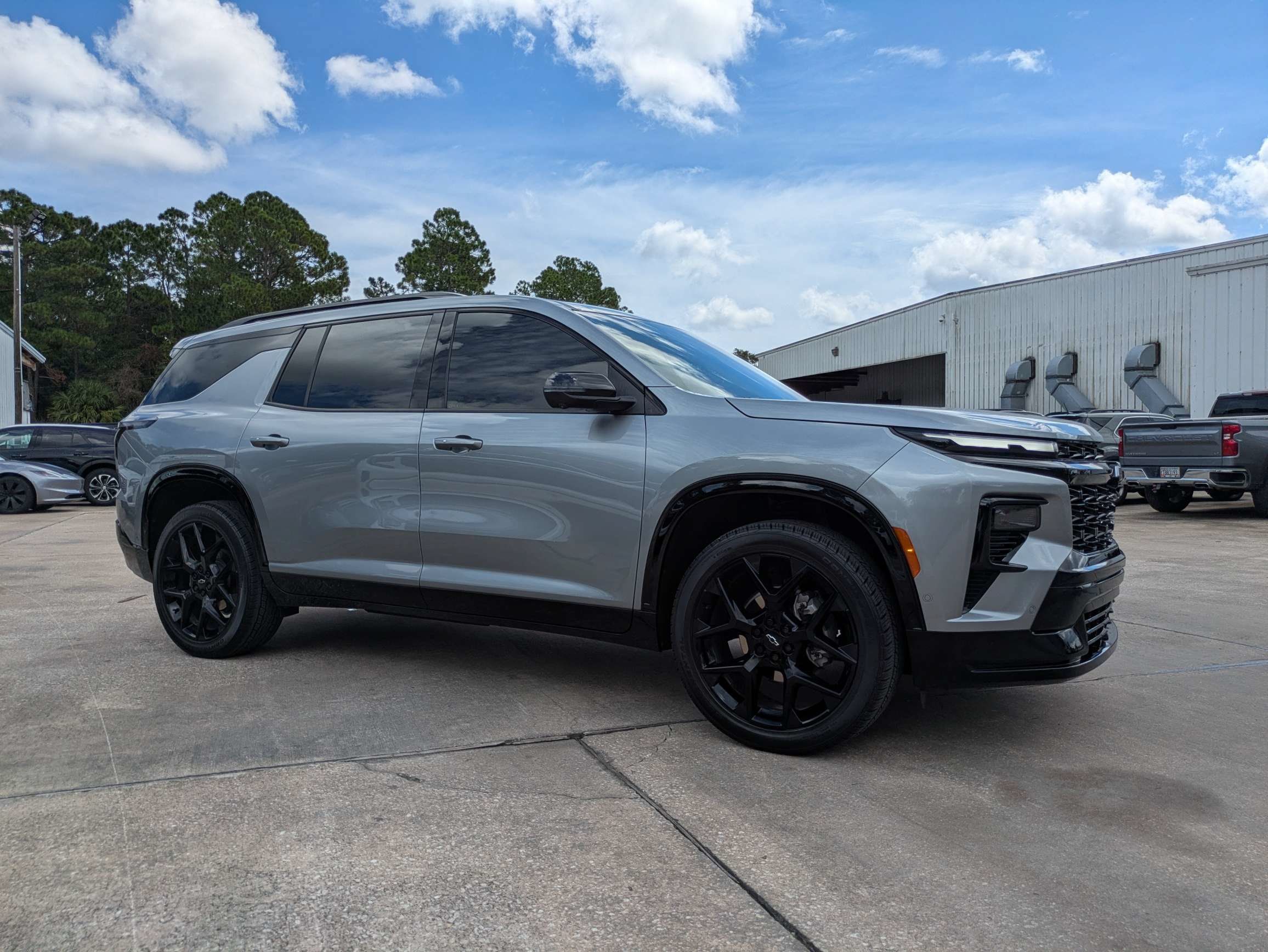 Used 2024 Chevrolet Traverse RS FWD image 3