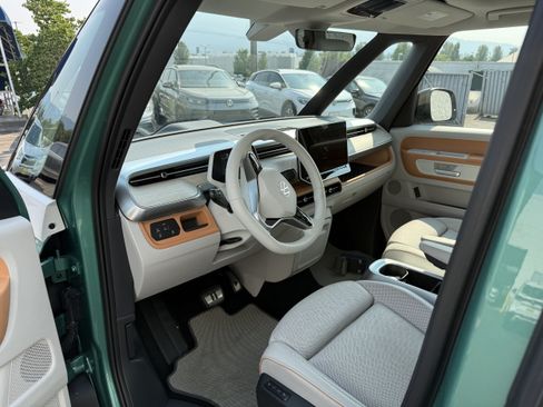 Used 2025 Volkswagen ID. Buzz 1st Edition AWD/4WD image 8