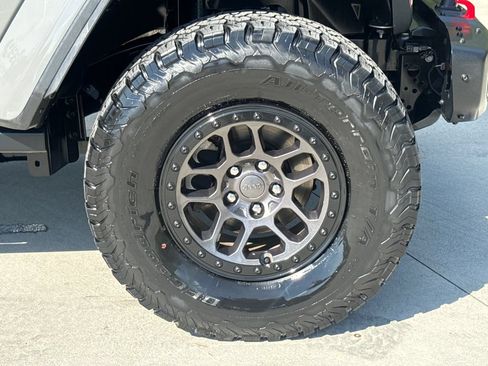 Used 2022 Jeep Wrangler Unlimited Rubicon w/ Xtreme Recon 35" Tire Package AWD/4WD image 11