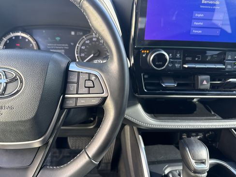 Used 2024 Toyota Highlander XLE image 20