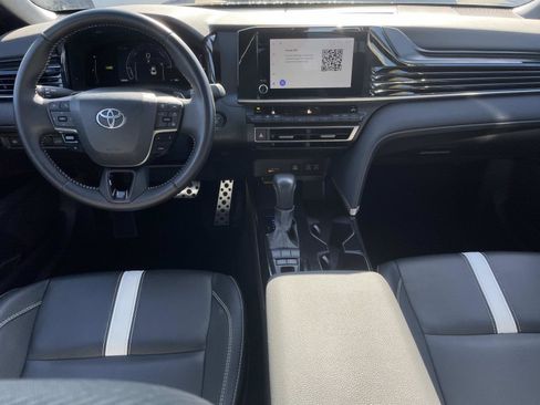Used 2025 Toyota Camry SE image 15
