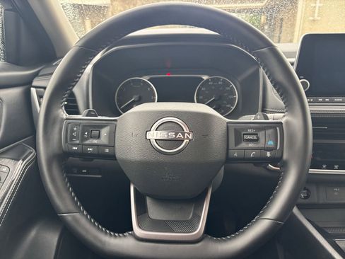 Used 2025 Nissan Rogue SV image 30