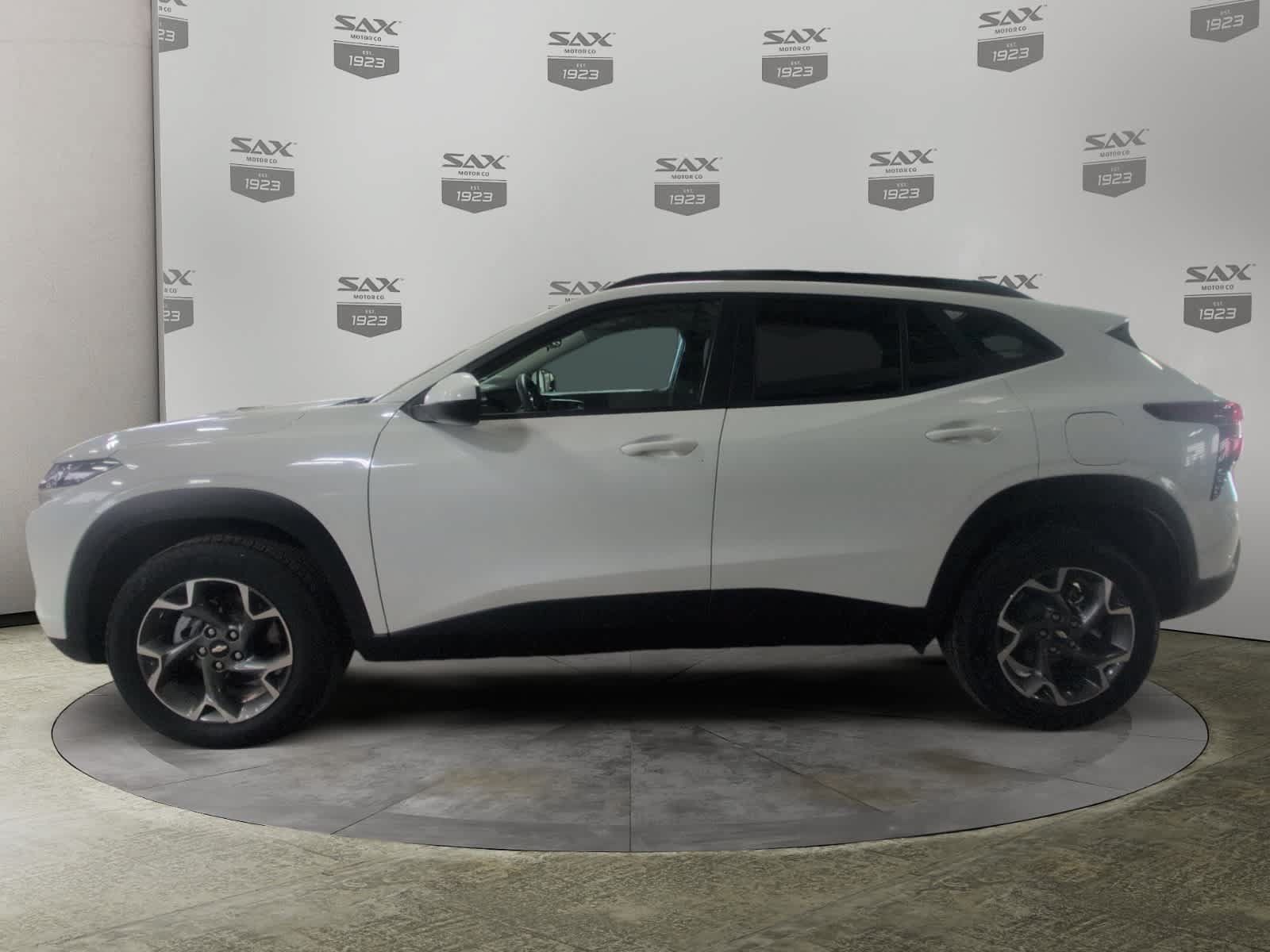 Used 2025 Chevrolet Trax LT FWD image 2