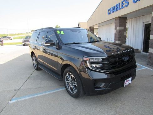 Used 2025 Ford Expedition Active AWD/4WD image 3