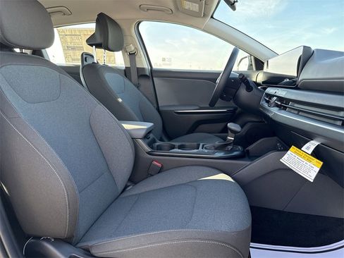 New 2025 Kia K4 LXS image 25