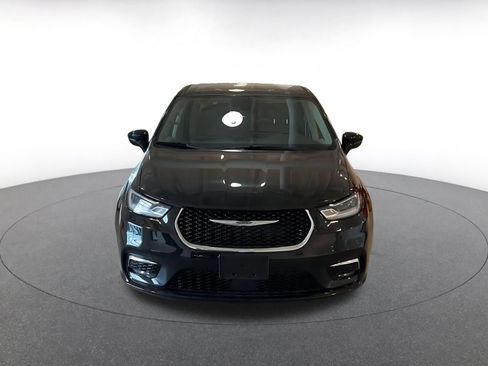 Used 2024 Chrysler Pacifica Touring-L image 4