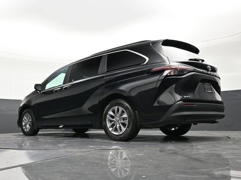 Used 2025 Toyota Sienna XLE w/ XLE Plus Package image 23