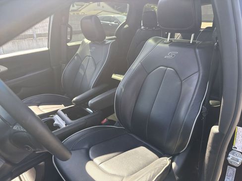 Used 2026 Chrysler Pacifica Limited w/ S Appearance Package FWD image 18