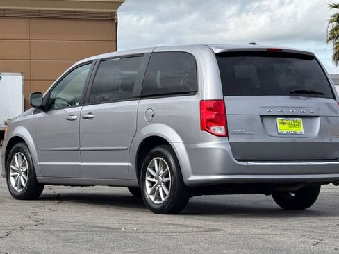 Used 2016 Dodge Grand Caravan SE image 3