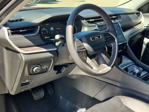 Used 2024 Jeep Grand Cherokee Limited w/ Black Appearance Package AWD/4WD image 10
