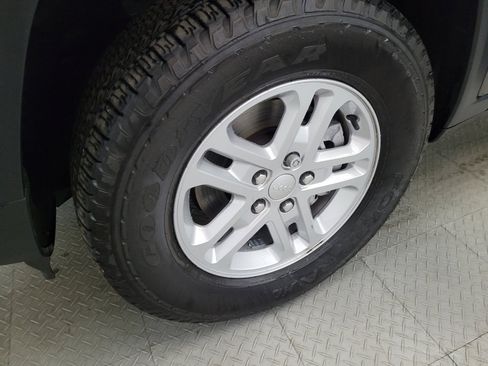 Used 2023 Jeep Grand Cherokee Laredo w/ Luxury Tech Group I image 31