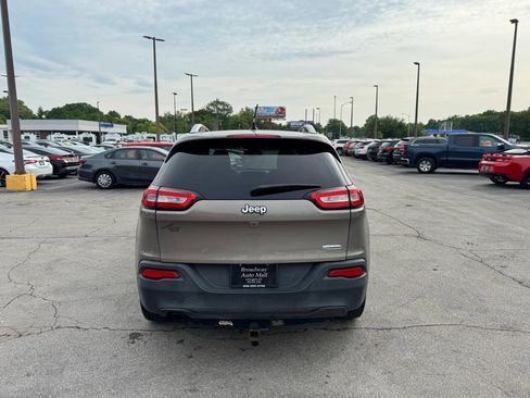 Used 2017 Jeep Cherokee Latitude w/ Cold Weather Group FWD image 4