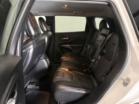 Used 2019 Jeep Cherokee Limited FWD image 17
