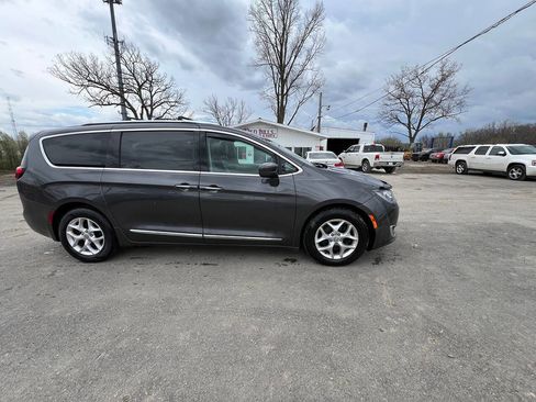 Used 2017 Chrysler Pacifica Touring-L Plus FWD image 5