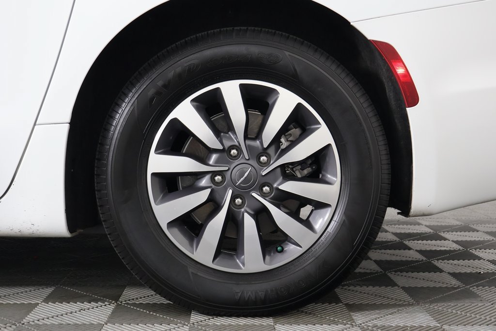 Used 2023 Chrysler Pacifica Touring-L FWD image 17