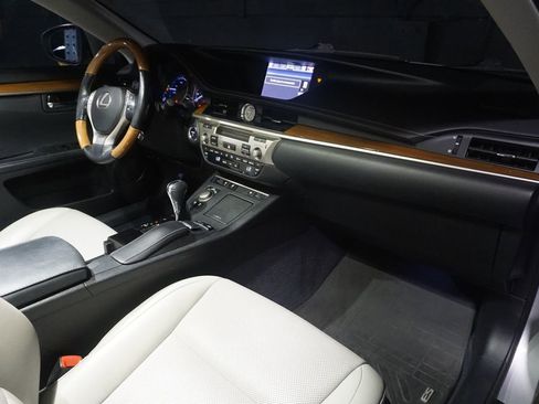 Used 2014 Lexus ES 300h w/ Premium Package w/Bamboo Trim image 18