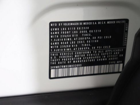 Used 2025 Volkswagen Tiguan SE AWD/4WD image 52