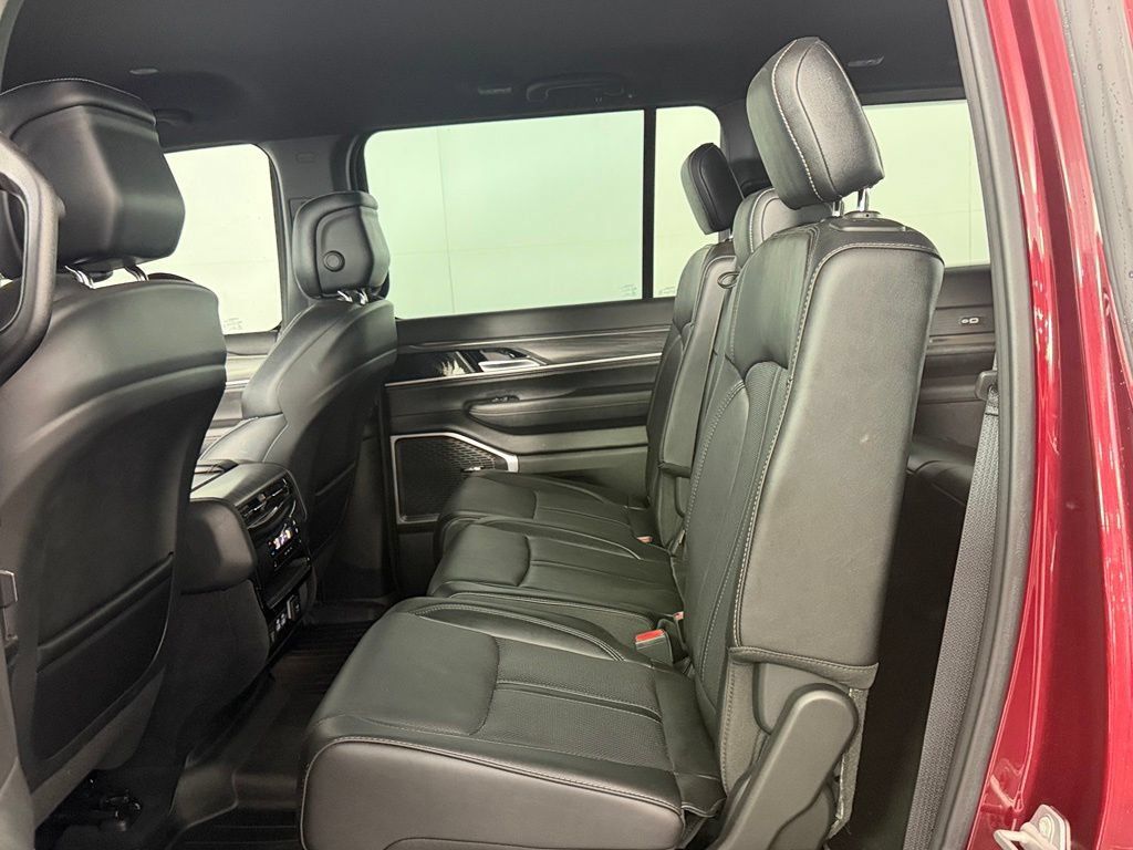 Used 2023 Jeep Wagoneer Series III w/ Preferred Equipment Group AWD/4WD image 17