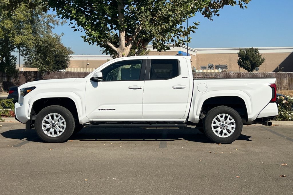 Certified 2025 Toyota Tacoma SR5 AWD/4WD image 9