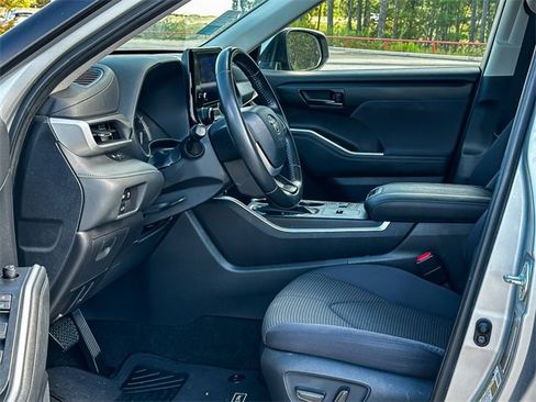 Used 2024 Toyota Highlander LE image 10