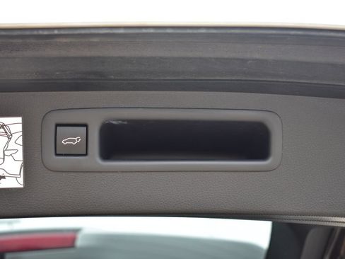 Used 2023 Toyota Highlander Limited FWD image 31