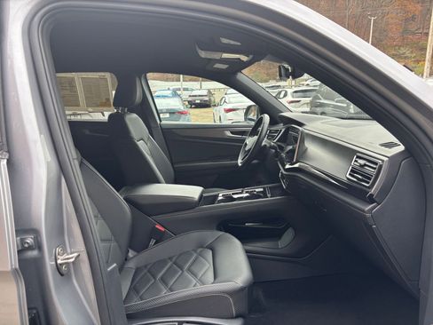 Used 2025 Volkswagen Atlas Cross Sport SE image 27