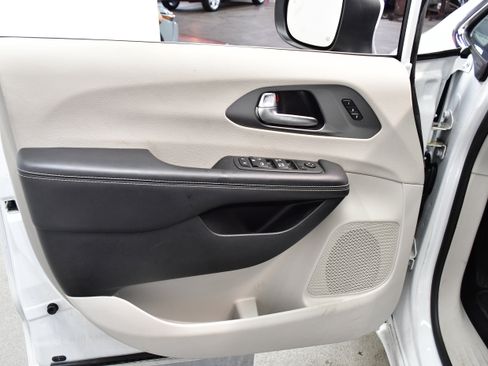 Used 2023 Chrysler Pacifica Touring-L FWD image 19