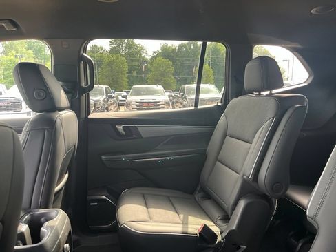 Used 2025 Buick Enclave Preferred AWD/4WD image 18