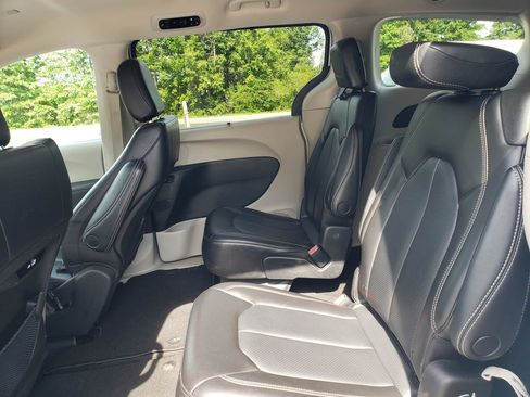 Used 2023 Chrysler Pacifica Touring-L FWD image 13