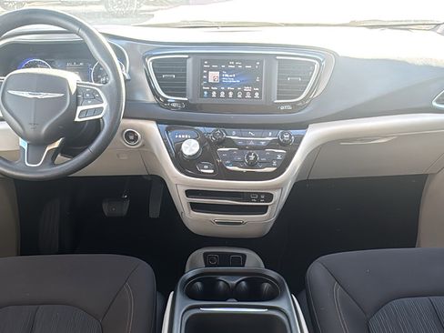 Certified 2020 Chrysler Pacifica Touring w/ Tire & Wheel Group image 30