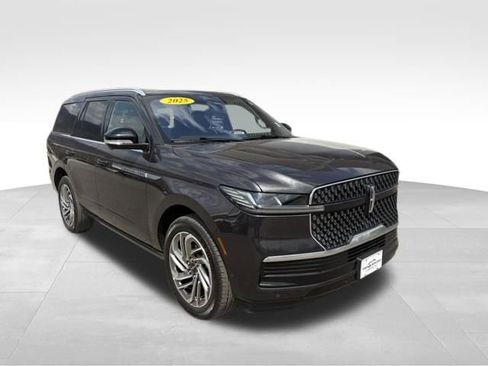 Used 2025 Lincoln Navigator Reserve image 8