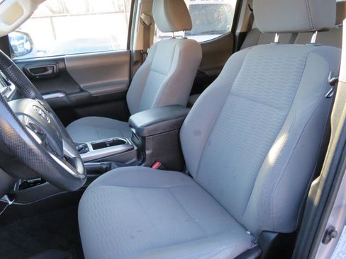 Used 2016 Toyota Tacoma SR5 w/ Towing Package image 8