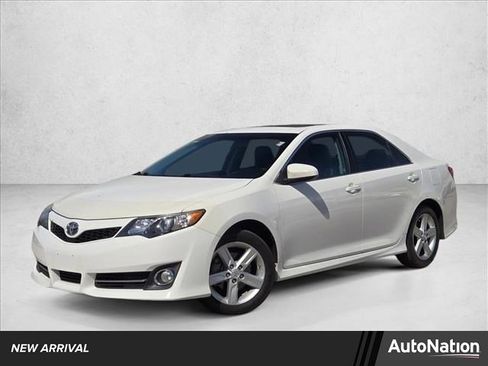 Used 2014 Toyota Camry SE w/ Moonroof Package image 1
