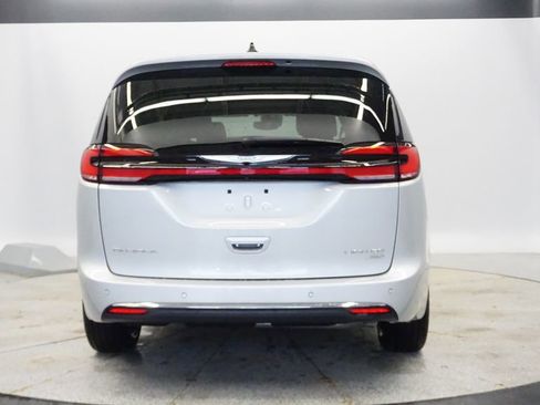 Used 2024 Chrysler Pacifica Limited AWD/4WD image 4