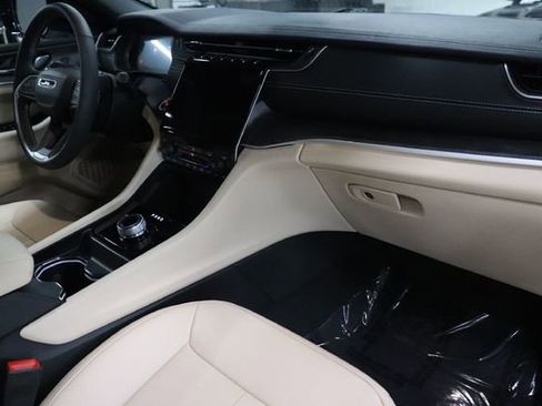 Used 2025 Jeep Grand Cherokee Limited RWD image 26