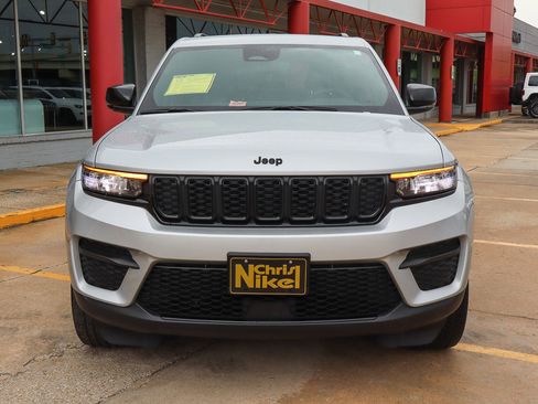Used 2023 Jeep Grand Cherokee Altitude image 3