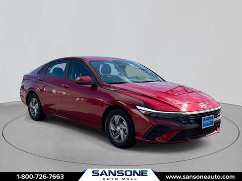 Certified 2025 Hyundai Elantra SE FWD image 1