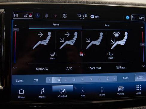 Used 2024 Chrysler Pacifica Limited FWD image 28