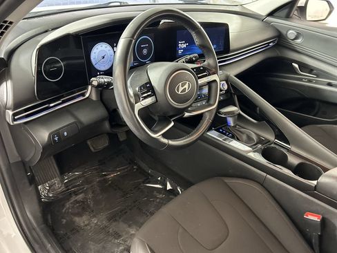 Used 2025 Hyundai Elantra SEL FWD image 13