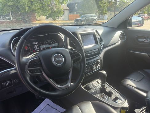 Used 2019 Jeep Cherokee Latitude Plus w/ Comfort/Convenience Group AWD/4WD image 6