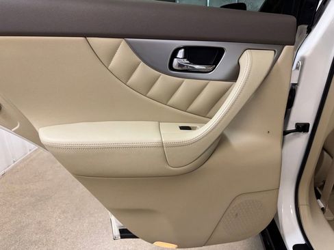 Used 2014 INFINITI QX70 2WD w/ Premium Package image 15